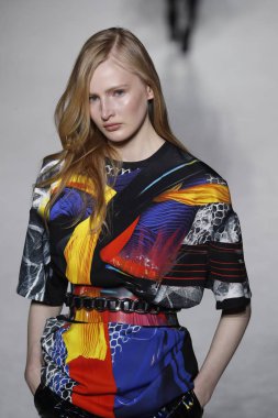 Paris, Fransa - Mart 02: Manken pist Balmain gösterisi sırasında Paris moda hafta kadın giyim Sonbahar/Kış 2018/2019 bir parçası olarak 2 Mart 2018 Paris, Fransa'da yürür.