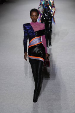 Paris, Fransa - Mart 02: Manken pist Balmain gösterisi sırasında Paris moda hafta kadın giyim Sonbahar/Kış 2018/2019 bir parçası olarak 2 Mart 2018 Paris, Fransa'da yürür.