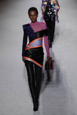 Paris, Fransa - Mart 02: Manken pist Balmain gösterisi sırasında Paris moda hafta kadın giyim Sonbahar/Kış 2018/2019 bir parçası olarak 2 Mart 2018 Paris, Fransa'da yürür.