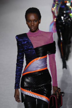 Paris, Fransa - Mart 02: Manken pist Balmain gösterisi sırasında Paris moda hafta kadın giyim Sonbahar/Kış 2018/2019 bir parçası olarak 2 Mart 2018 Paris, Fransa'da yürür.