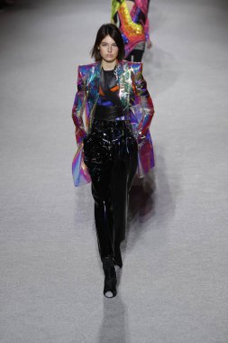 Paris, Fransa - Mart 02: Manken pist Balmain gösterisi sırasında Paris moda hafta kadın giyim Sonbahar/Kış 2018/2019 bir parçası olarak 2 Mart 2018 Paris, Fransa'da yürür.