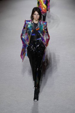 Paris, Fransa - Mart 02: Manken pist Balmain gösterisi sırasında Paris moda hafta kadın giyim Sonbahar/Kış 2018/2019 bir parçası olarak 2 Mart 2018 Paris, Fransa'da yürür.