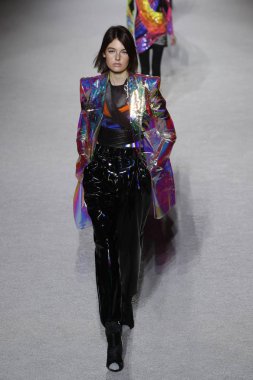 Paris, Fransa - Mart 02: Manken pist Balmain gösterisi sırasında Paris moda hafta kadın giyim Sonbahar/Kış 2018/2019 bir parçası olarak 2 Mart 2018 Paris, Fransa'da yürür.