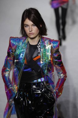 Paris, Fransa - Mart 02: Manken pist Balmain gösterisi sırasında Paris moda hafta kadın giyim Sonbahar/Kış 2018/2019 bir parçası olarak 2 Mart 2018 Paris, Fransa'da yürür.