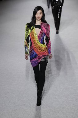 Paris, Fransa - Mart 02: Manken pist Balmain gösterisi sırasında Paris moda hafta kadın giyim Sonbahar/Kış 2018/2019 bir parçası olarak 2 Mart 2018 Paris, Fransa'da yürür.