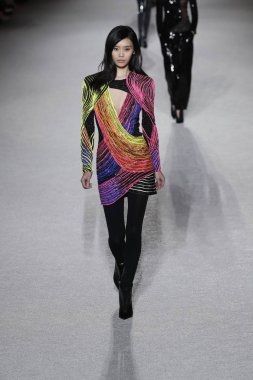 Paris, Fransa - Mart 02: Manken pist Balmain gösterisi sırasında Paris moda hafta kadın giyim Sonbahar/Kış 2018/2019 bir parçası olarak 2 Mart 2018 Paris, Fransa'da yürür.