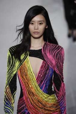Paris, Fransa - Mart 02: Manken pist Balmain gösterisi sırasında Paris moda hafta kadın giyim Sonbahar/Kış 2018/2019 bir parçası olarak 2 Mart 2018 Paris, Fransa'da yürür.