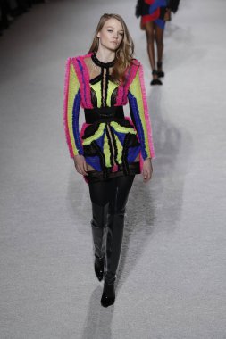 Paris, Fransa - Mart 02: Manken pist Balmain gösterisi sırasında Paris moda hafta kadın giyim Sonbahar/Kış 2018/2019 bir parçası olarak 2 Mart 2018 Paris, Fransa'da yürür.