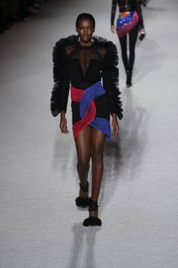 Paris, Fransa - Mart 02: Manken pist Balmain gösterisi sırasında Paris moda hafta kadın giyim Sonbahar/Kış 2018/2019 bir parçası olarak 2 Mart 2018 Paris, Fransa'da yürür.