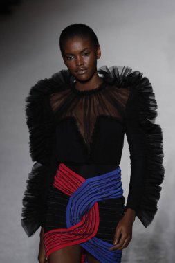 Paris, Fransa - Mart 02: Manken pist Balmain gösterisi sırasında Paris moda hafta kadın giyim Sonbahar/Kış 2018/2019 bir parçası olarak 2 Mart 2018 Paris, Fransa'da yürür.