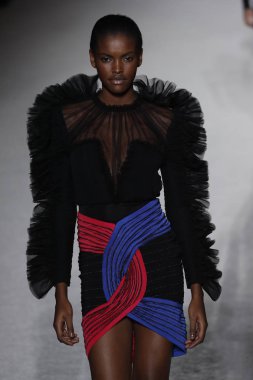 Paris, Fransa - Mart 02: Manken pist Balmain gösterisi sırasında Paris moda hafta kadın giyim Sonbahar/Kış 2018/2019 bir parçası olarak 2 Mart 2018 Paris, Fransa'da yürür.