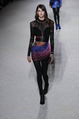 Paris, Fransa - Mart 02: Kaia Gerber pist Balmain gösterisi sırasında Paris moda hafta kadın giyim Sonbahar/Kış 2018/2019 bir parçası olarak 2 Mart 2018 Paris, Fransa'da yürür.