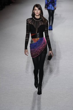 Paris, Fransa - Mart 02: Kaia Gerber pist Balmain gösterisi sırasında Paris moda hafta kadın giyim Sonbahar/Kış 2018/2019 bir parçası olarak 2 Mart 2018 Paris, Fransa'da yürür.