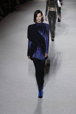 Paris, Fransa - Mart 02: Manken pist Balmain gösterisi sırasında Paris moda hafta kadın giyim Sonbahar/Kış 2018/2019 bir parçası olarak 2 Mart 2018 Paris, Fransa'da yürür.