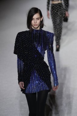 Paris, Fransa - Mart 02: Manken pist Balmain gösterisi sırasında Paris moda hafta kadın giyim Sonbahar/Kış 2018/2019 bir parçası olarak 2 Mart 2018 Paris, Fransa'da yürür.