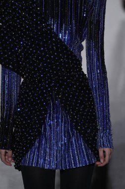 Paris, Fransa - Mart 02: Manken pist Balmain gösterisi sırasında Paris moda hafta kadın giyim Sonbahar/Kış 2018/2019 bir parçası olarak 2 Mart 2018 Paris, Fransa'da yürür.