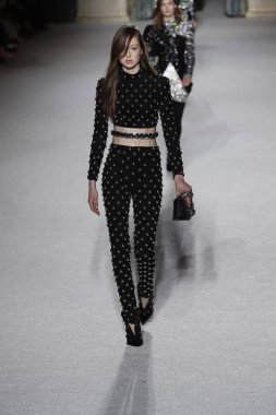Paris, Fransa - Mart 02: Manken pist Balmain gösterisi sırasında Paris moda hafta kadın giyim Sonbahar/Kış 2018/2019 bir parçası olarak 2 Mart 2018 Paris, Fransa'da yürür.