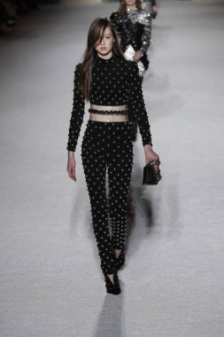 Paris, Fransa - Mart 02: Manken pist Balmain gösterisi sırasında Paris moda hafta kadın giyim Sonbahar/Kış 2018/2019 bir parçası olarak 2 Mart 2018 Paris, Fransa'da yürür.