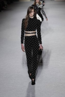 Paris, Fransa - Mart 02: Manken pist Balmain gösterisi sırasında Paris moda hafta kadın giyim Sonbahar/Kış 2018/2019 bir parçası olarak 2 Mart 2018 Paris, Fransa'da yürür.