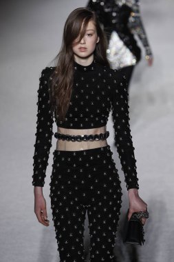 Paris, Fransa - Mart 02: Manken pist Balmain gösterisi sırasında Paris moda hafta kadın giyim Sonbahar/Kış 2018/2019 bir parçası olarak 2 Mart 2018 Paris, Fransa'da yürür.