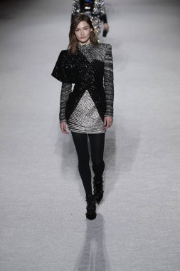Paris, Fransa - Mart 02: Manken pist Balmain gösterisi sırasında Paris moda hafta kadın giyim Sonbahar/Kış 2018/2019 bir parçası olarak 2 Mart 2018 Paris, Fransa'da yürür.