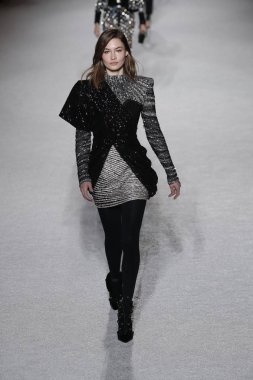 Paris, Fransa - Mart 02: Manken pist Balmain gösterisi sırasında Paris moda hafta kadın giyim Sonbahar/Kış 2018/2019 bir parçası olarak 2 Mart 2018 Paris, Fransa'da yürür.
