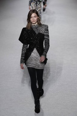 Paris, Fransa - Mart 02: Manken pist Balmain gösterisi sırasında Paris moda hafta kadın giyim Sonbahar/Kış 2018/2019 bir parçası olarak 2 Mart 2018 Paris, Fransa'da yürür.