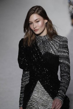 Paris, Fransa - Mart 02: Manken pist Balmain gösterisi sırasında Paris moda hafta kadın giyim Sonbahar/Kış 2018/2019 bir parçası olarak 2 Mart 2018 Paris, Fransa'da yürür.