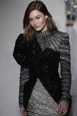 Paris, Fransa - Mart 02: Manken pist Balmain gösterisi sırasında Paris moda hafta kadın giyim Sonbahar/Kış 2018/2019 bir parçası olarak 2 Mart 2018 Paris, Fransa'da yürür.