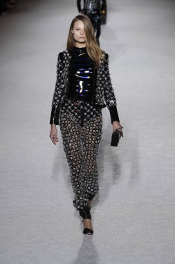 Paris, Fransa - Mart 02: Manken pist Balmain gösterisi sırasında Paris moda hafta kadın giyim Sonbahar/Kış 2018/2019 bir parçası olarak 2 Mart 2018 Paris, Fransa'da yürür.