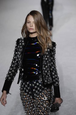 Paris, Fransa - Mart 02: Manken pist Balmain gösterisi sırasında Paris moda hafta kadın giyim Sonbahar/Kış 2018/2019 bir parçası olarak 2 Mart 2018 Paris, Fransa'da yürür.
