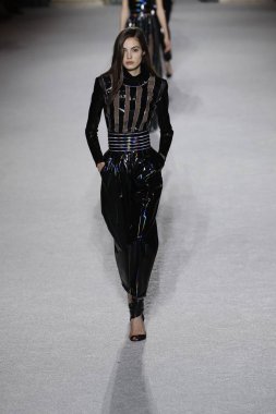 Paris, Fransa - Mart 02: Manken pist Balmain gösterisi sırasında Paris moda hafta kadın giyim Sonbahar/Kış 2018/2019 bir parçası olarak 2 Mart 2018 Paris, Fransa'da yürür.