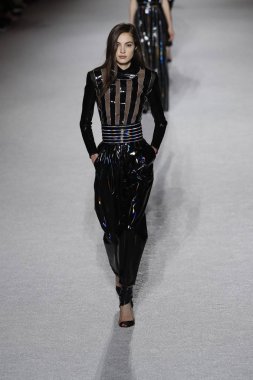 Paris, Fransa - Mart 02: Manken pist Balmain gösterisi sırasında Paris moda hafta kadın giyim Sonbahar/Kış 2018/2019 bir parçası olarak 2 Mart 2018 Paris, Fransa'da yürür.
