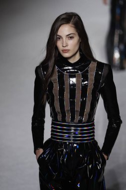 Paris, Fransa - Mart 02: Manken pist Balmain gösterisi sırasında Paris moda hafta kadın giyim Sonbahar/Kış 2018/2019 bir parçası olarak 2 Mart 2018 Paris, Fransa'da yürür.