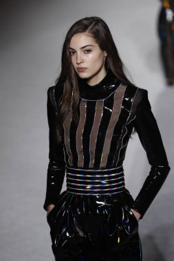Paris, Fransa - Mart 02: Manken pist Balmain gösterisi sırasında Paris moda hafta kadın giyim Sonbahar/Kış 2018/2019 bir parçası olarak 2 Mart 2018 Paris, Fransa'da yürür.