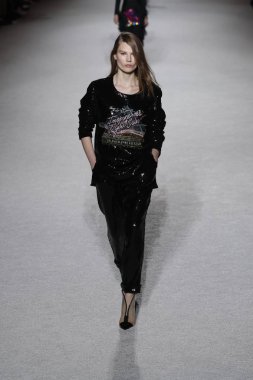 Paris, Fransa - Mart 02: Manken pist Balmain gösterisi sırasında Paris moda hafta kadın giyim Sonbahar/Kış 2018/2019 bir parçası olarak 2 Mart 2018 Paris, Fransa'da yürür.