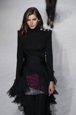 Paris, Fransa - Mart 02: Manken pist Balmain gösterisi sırasında Paris moda hafta kadın giyim Sonbahar/Kış 2018/2019 bir parçası olarak 2 Mart 2018 Paris, Fransa'da yürür.