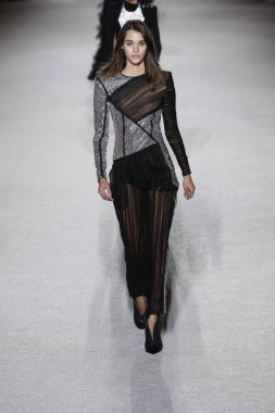 Paris, Fransa - Mart 02: Manken pist Balmain gösterisi sırasında Paris moda hafta kadın giyim Sonbahar/Kış 2018/2019 bir parçası olarak 2 Mart 2018 Paris, Fransa'da yürür.