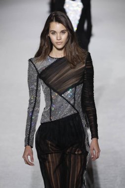 Paris, Fransa - Mart 02: Manken pist Balmain gösterisi sırasında Paris moda hafta kadın giyim Sonbahar/Kış 2018/2019 bir parçası olarak 2 Mart 2018 Paris, Fransa'da yürür.