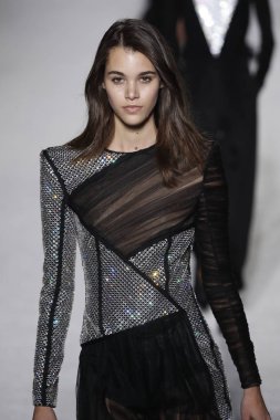 Paris, Fransa - Mart 02: Manken pist Balmain gösterisi sırasında Paris moda hafta kadın giyim Sonbahar/Kış 2018/2019 bir parçası olarak 2 Mart 2018 Paris, Fransa'da yürür.