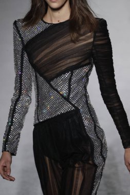 Paris, Fransa - Mart 02: Manken pist Balmain gösterisi sırasında Paris moda hafta kadın giyim Sonbahar/Kış 2018/2019 bir parçası olarak 2 Mart 2018 Paris, Fransa'da yürür.