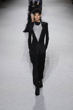 Paris, Fransa - Mart 02: Manken pist Balmain gösterisi sırasında Paris moda hafta kadın giyim Sonbahar/Kış 2018/2019 bir parçası olarak 2 Mart 2018 Paris, Fransa'da yürür.