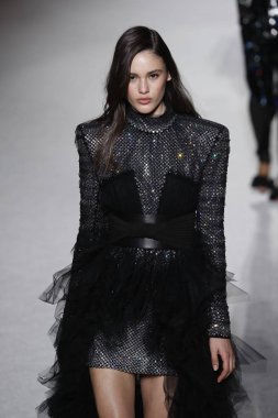 Paris, Fransa - Mart 02: Manken pist Balmain gösterisi sırasında Paris moda hafta kadın giyim Sonbahar/Kış 2018/2019 bir parçası olarak 2 Mart 2018 Paris, Fransa'da yürür.