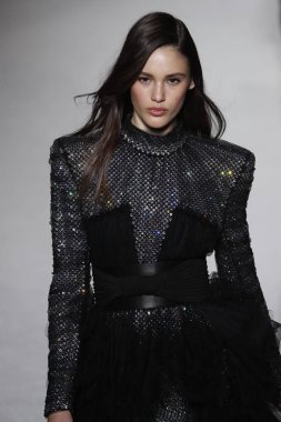 Paris, Fransa - Mart 02: Manken pist Balmain gösterisi sırasında Paris moda hafta kadın giyim Sonbahar/Kış 2018/2019 bir parçası olarak 2 Mart 2018 Paris, Fransa'da yürür.