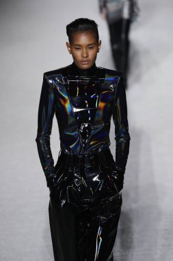 Paris, Fransa - Mart 02: Manken pist Balmain gösterisi sırasında Paris moda hafta kadın giyim Sonbahar/Kış 2018/2019 bir parçası olarak 2 Mart 2018 Paris, Fransa'da yürür.