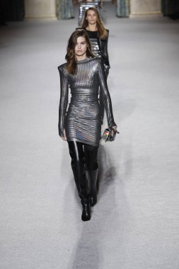 Paris, Fransa - Mart 02: Manken pist Balmain gösterisi sırasında Paris moda hafta kadın giyim Sonbahar/Kış 2018/2019 bir parçası olarak 2 Mart 2018 Paris, Fransa'da yürür.