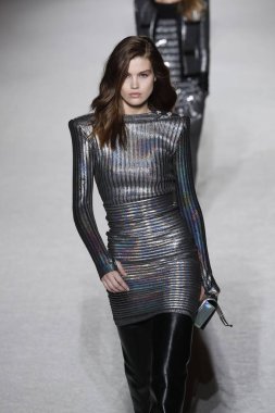 Paris, Fransa - Mart 02: Manken pist Balmain gösterisi sırasında Paris moda hafta kadın giyim Sonbahar/Kış 2018/2019 bir parçası olarak 2 Mart 2018 Paris, Fransa'da yürür.
