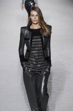 Paris, Fransa - Mart 02: Manken pist Balmain gösterisi sırasında Paris moda hafta kadın giyim Sonbahar/Kış 2018/2019 bir parçası olarak 2 Mart 2018 Paris, Fransa'da yürür.
