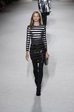 Paris, Fransa - Mart 02: Manken pist Balmain gösterisi sırasında Paris moda hafta kadın giyim Sonbahar/Kış 2018/2019 bir parçası olarak 2 Mart 2018 Paris, Fransa'da yürür.