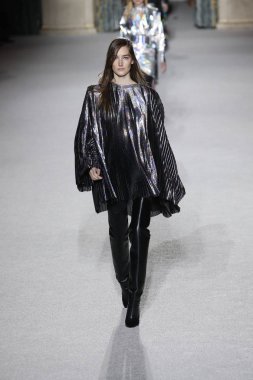 Paris, Fransa - Mart 02: Manken pist Balmain gösterisi sırasında Paris moda hafta kadın giyim Sonbahar/Kış 2018/2019 bir parçası olarak 2 Mart 2018 Paris, Fransa'da yürür.